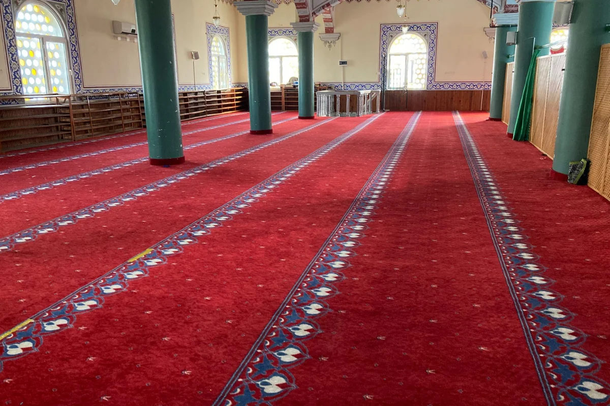 Cami iç mekan halısı, ibadet konforu ve hijyenik ortam sağlar.