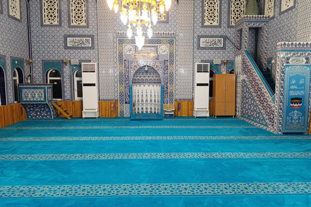 Mihrap bölümü cami halısı, özel tasarım ve sanatsal desenlerle süslenir.