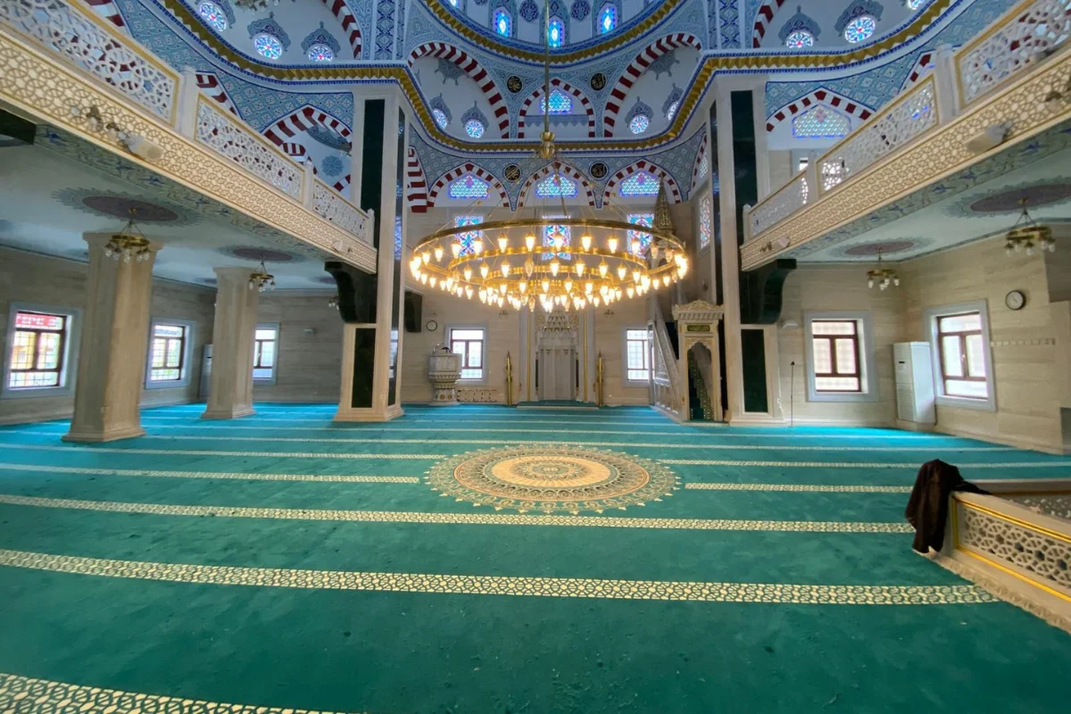 Cami genel alan halısı, geniş ibadet alanlarını kapsar.