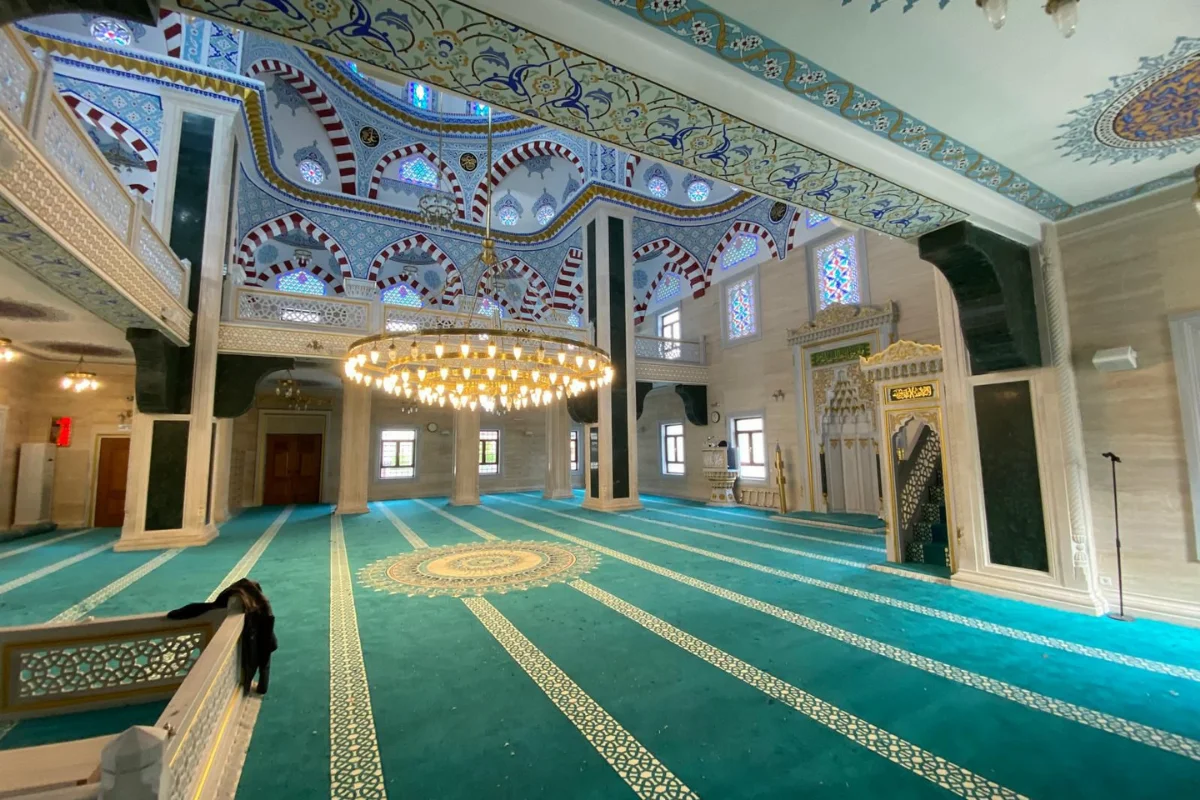 Cami yan sahın halısı, saf motifler ve kaliteli dokuma ile dikkat çeker.