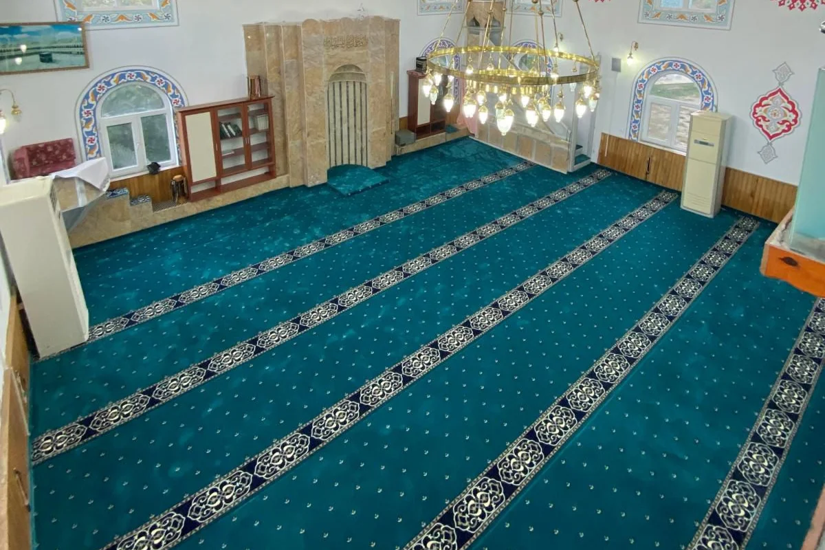 Cami avlu halısı, dış mekan koşullarına dayanıklı yapıda üretilir.