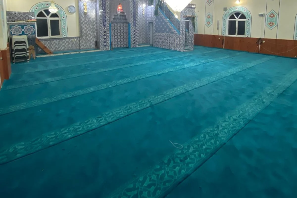 Cami kadınlar bölümü halısı, özel alan tasarımı ile konfor sağlar.