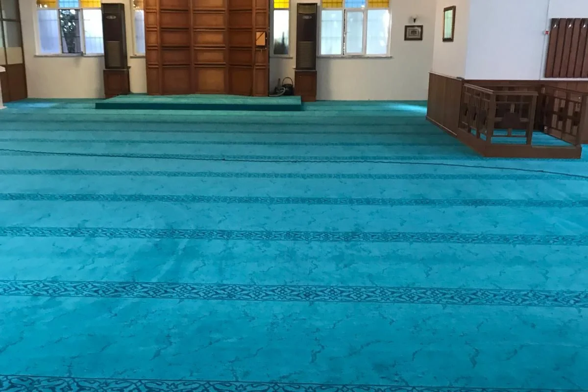Cami minber alanı halısı, prestijli ve saygın görünüm sağlar.