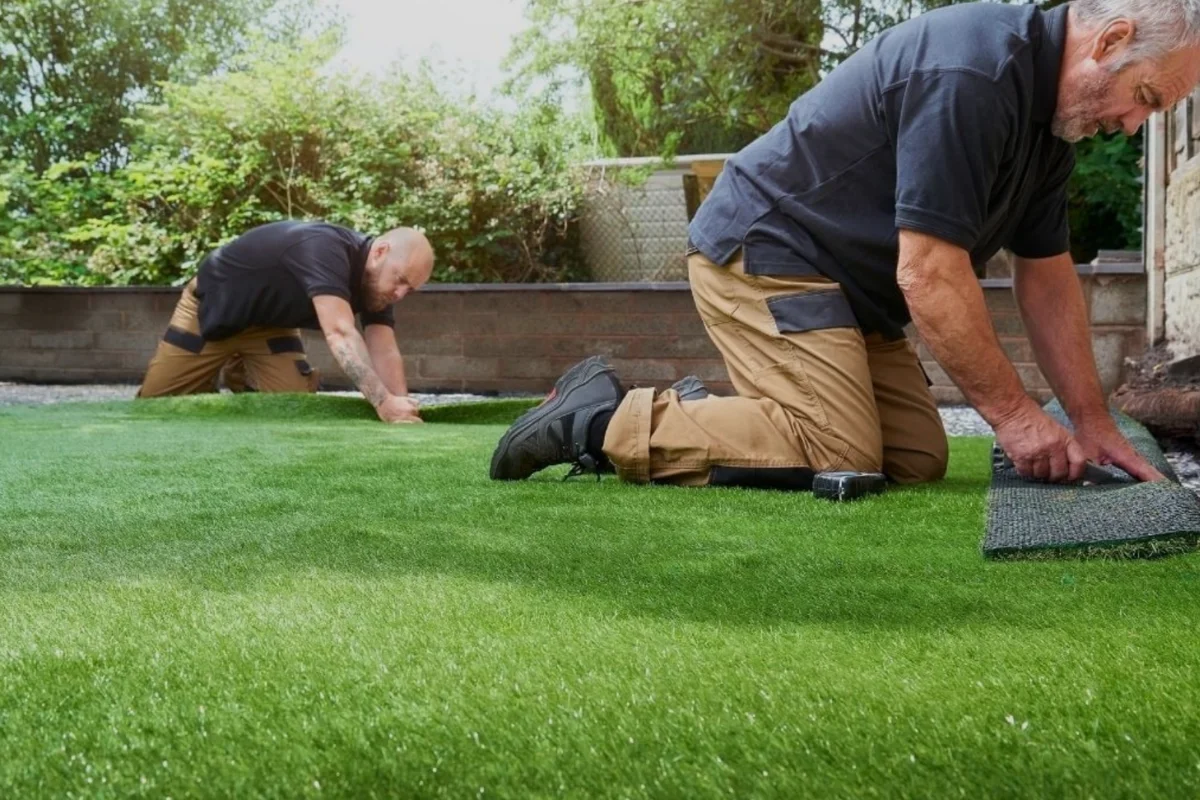 Çim halı yakın çekim detayı, UV dayanıklı fiber yapısını gösterir.