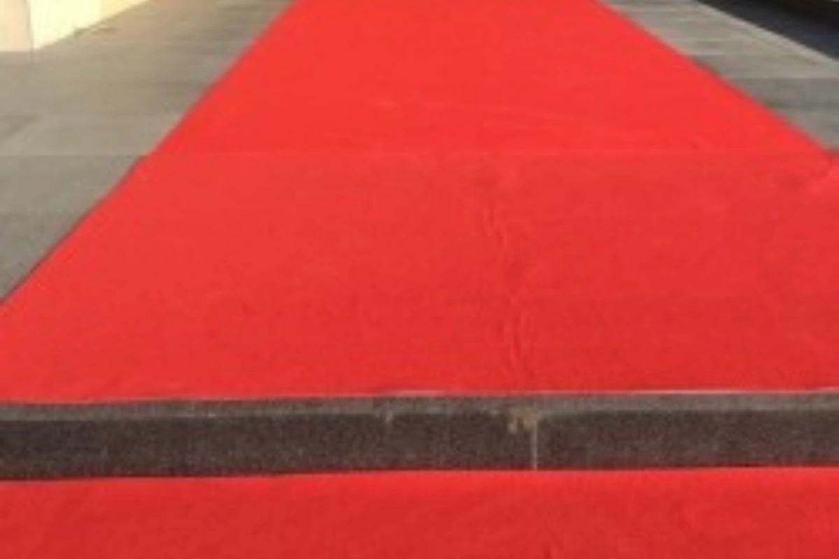 Bu fuar alanında kırmızı halı uygulaması ile estetik ve fonksiyonel bir ortam sağlanmıştır.