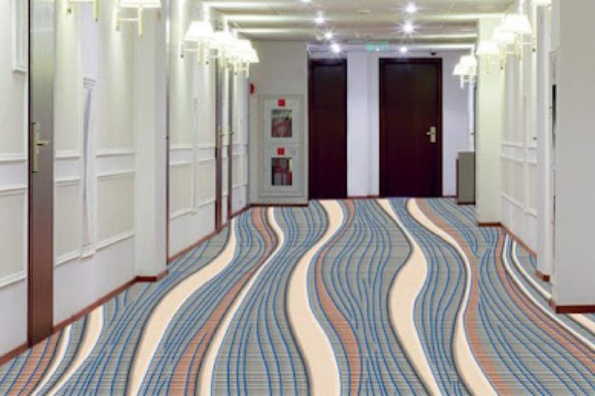 Otel koridor halısı, yoğun misafir trafiğine dayanıklı yapıda üretilir.